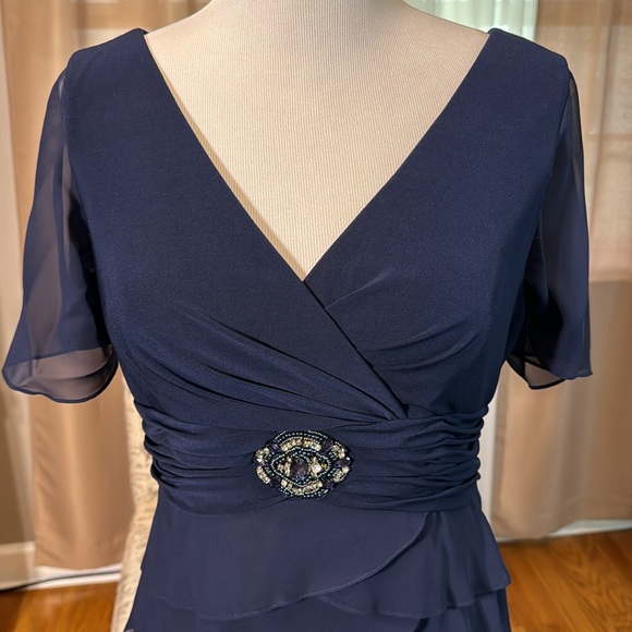 Beautiful like new Evening Gown Size 12 - Picture 6 of 6